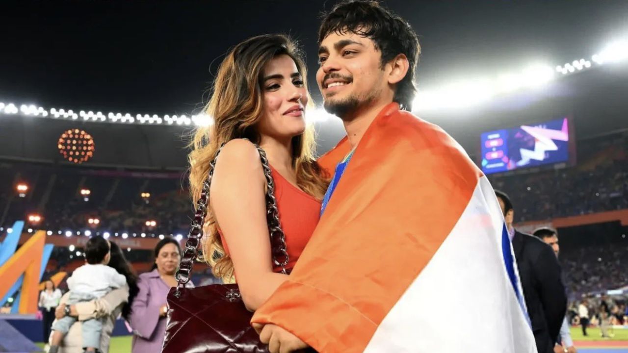 भारताचा फलंदाज इशान किशनने या स्पर्धेमध्ये कमालीची कामगिरी केली. यावेळी त्याचे अदिती हुंडियासोबत जोडले जात होते. आता अदिती हुंडिया आणि इशान किशनचा एक रोमॅटिक फोटो सोशल मिडियावर व्हायरल होत आहे. फोटो सौजन्य - सोशल मिडिया