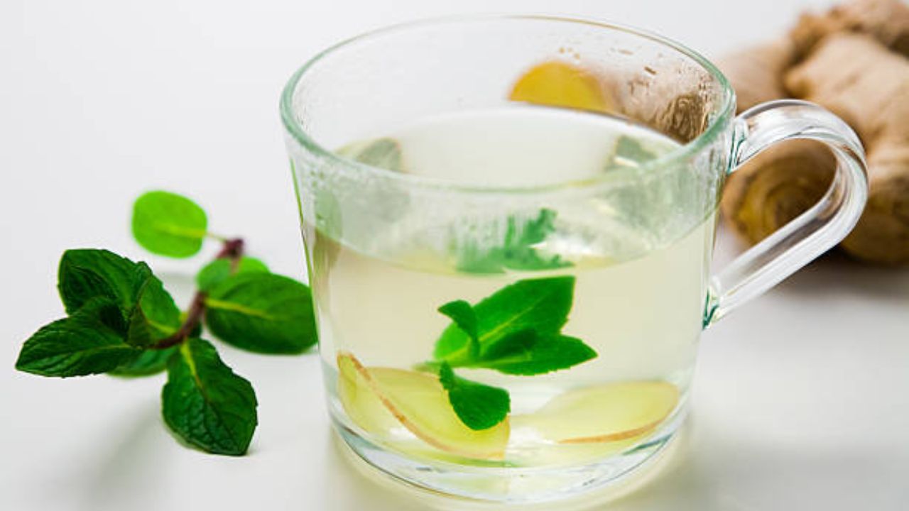 जेवणानंतर पचनक्रिया जलद पचन होण्यासाठी १ तासानंतर पुदिन्याच्या पानांचा चहा प्यावा. हा चहा बनवण्यासाठी अतिशय सोपा आहे. एक ग्लास पाणी टोपात गरम करून त्यात पुदिन्याची पाने घालून उकळवा.