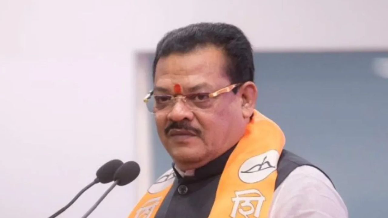 भोंदू बाबा प्रकरणावर संजय शिरसाट कडाडले! फोटोसाठी आता बुरखा घालून फिरावे लागेल का? तर अवकाळीग्रस्तांना मदतीचे आश्वासन