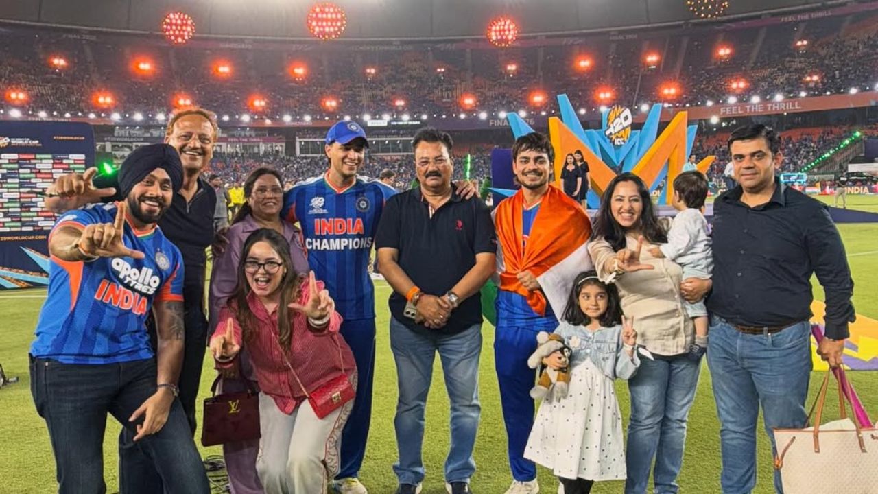 अभिषेक शर्माने फायनलच्या सामन्यामध्ये कमालीची दमदार अर्धशतक झळकावले, पण त्याआधीच्या सामन्यामध्ये त्याची निराशाजनक कामगिरी पाहायला मिळाली. त्याचा या फायनलच्या सामन्यामध्ये त्याचा संपूर्ण परिवार सामना पाहण्यासाठी आला होता. फोटो सौजन्य - सोशल मिडिया