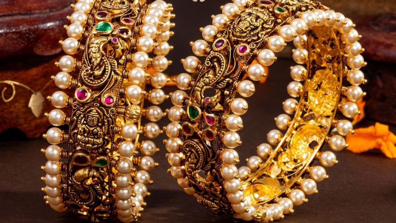 नऊवारी साडी नेसल्यानंतर त्यावर प्रामुख्याने मोती दागिने घातले जातात. मोत्याचे दागिने साडीवरील लुक आणखीनच खुलून दिसावा, यासाठी परिधान केले जातात. 