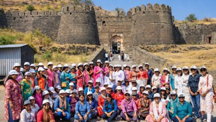 देवगिरी किल्ल्यावर ३०० रणरागिणींचे श्रमदान! विखे पाटील परिवाराच्या पुढाकाराने ऐतिहासिक वारसा जपण्याचा अनोखा संदेश