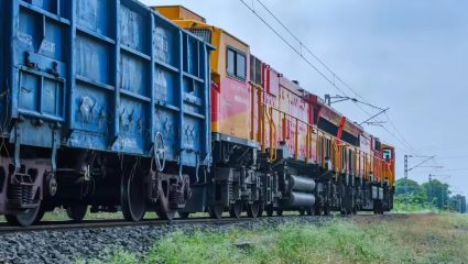 Indian Railways News: भारतीय रेल्वेची सुसाट वाटचाल! मालवाहतुकीतून कमावला १४,५७१ कोटींचा महसूल; वार्षिक उत्पन्नात ३ टक्क्यांची वाढ