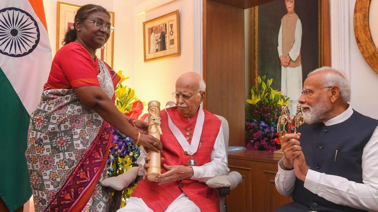 राष्ट्रपती उभ्या आणि पंतप्रधान बसलेले? व्हायरल फोटोवर भाजपने मांडली खरी बाजू; पाहा काय आहे सत्य