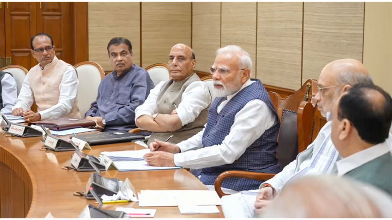 Modi Cabinet Decision: मोदी सरकारने तिजोरी उघडली! ८.८ लाख कोटींच्या ६ मोठ्या प्रकल्पांना मंजुरी; असा असेल मेगा प्लॅन