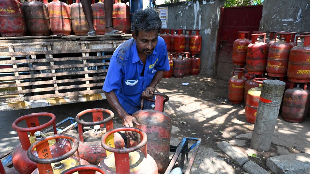 LPG गॅस बुकिंग करूनही डिलिव्हरी मिळेना? मग ‘या’ नंबरवर करा तक्रार; Bharat, Indane आणि HP चे अधिकृत हेल्पलाईन नंबर जारी