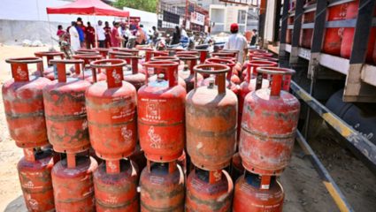 LPG चा काळाबाजार करणाऱ्यांचे धाबे दणाणले! देशभरात 12,000 हून अधिक छापे; 15,000 गॅस सिलेंडर्स जप्त