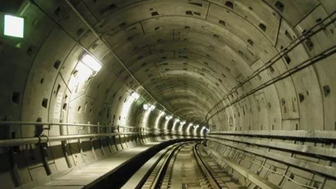 Pune Metro News: पुण्यात मेट्रो लाईनच्या बोगद्याला छिद्र ! घरासाठी बोअरवेल घेताना घडला प्रकार