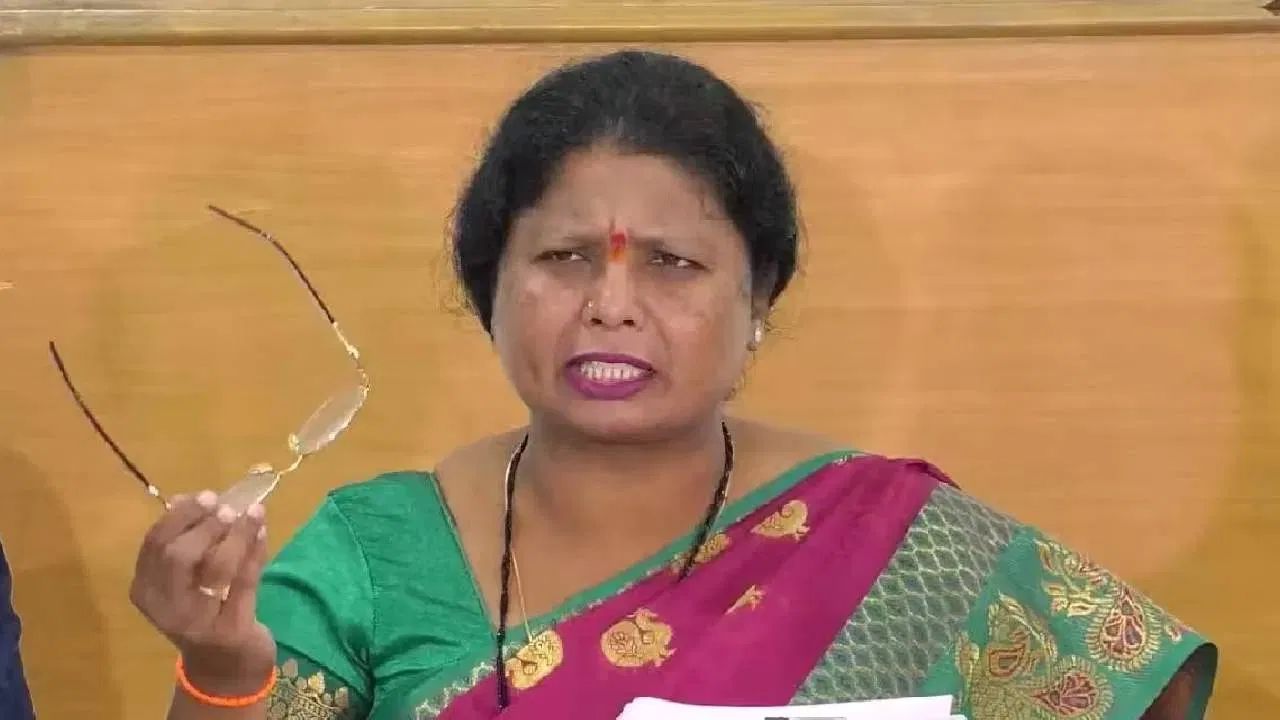 Sushma Andhare on Ashok Kharat: ‘अशोक खरात नावाचा भस्मासूर कोणी पोसला?’; सुषमा अंधारेंनी फोटो दाखवले