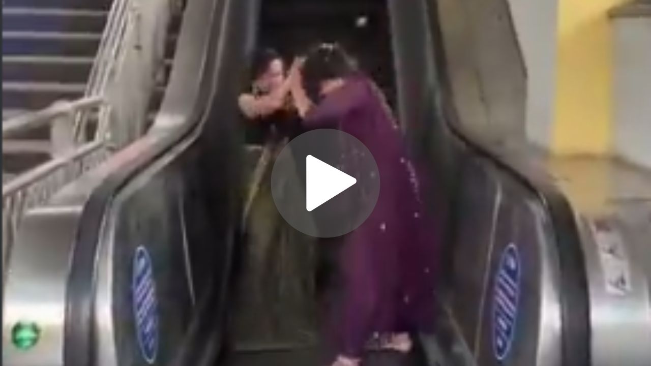 दिल्ली मेट्रो पुन्हा चर्चेत! सरकत्या जिन्याजवळ दोन महिलांची तुफान हाणामारी; लाथाबुक्क्यांनी एकमेकींना तुडवले, Video व्हायरल