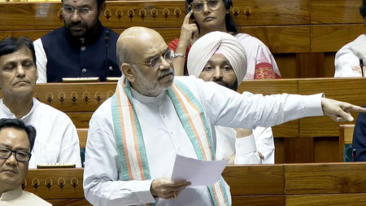 Amit Shah: “हे नरेंद्र मोदींचे सरकार आहे, शस्त्र उचलणाऱ्यांचा हिशोब चुकता होईल!”; अमित शाह यांचा नक्षलवादावर लोकसभेत कडक प्रहार