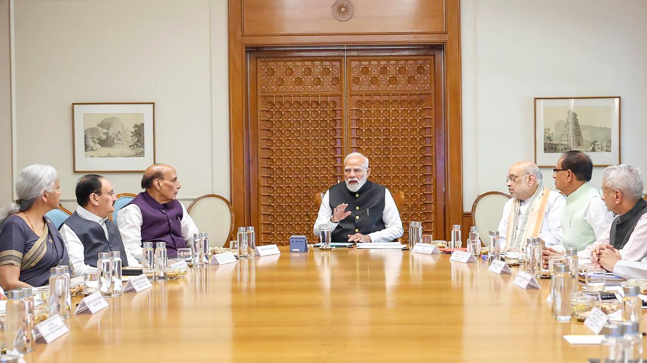 ऊर्जा सुरक्षेसाठी सरकारच्या मोठ्या हालचाली! पंतप्रधानांच्या निवासस्थानी उच्चस्तरीय बैठकीत पेट्रोलियम, वीज, खत क्षेत्रांचा आढावा