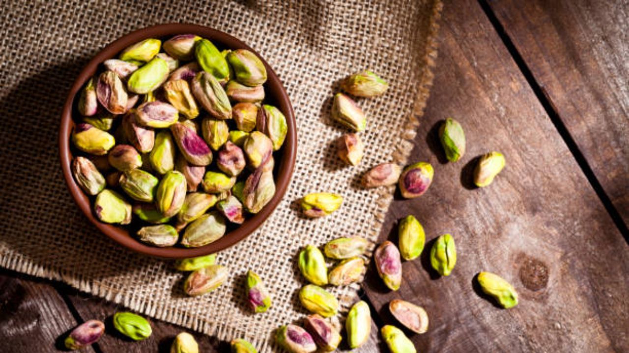 सुका मेवा खाल्ल्यामुळे मेंदूचे आरोग्य सुधारते. यामध्ये ओमेगा-३ फॅटी ऍसिड आणि अँटिऑक्सिडंट्स इत्यादी अनेक आवश्यक घटक आढळून येतात. पिस्ता खाल्ल्यामुळे रोगप्रतिकारशक्ती सुधारते. 