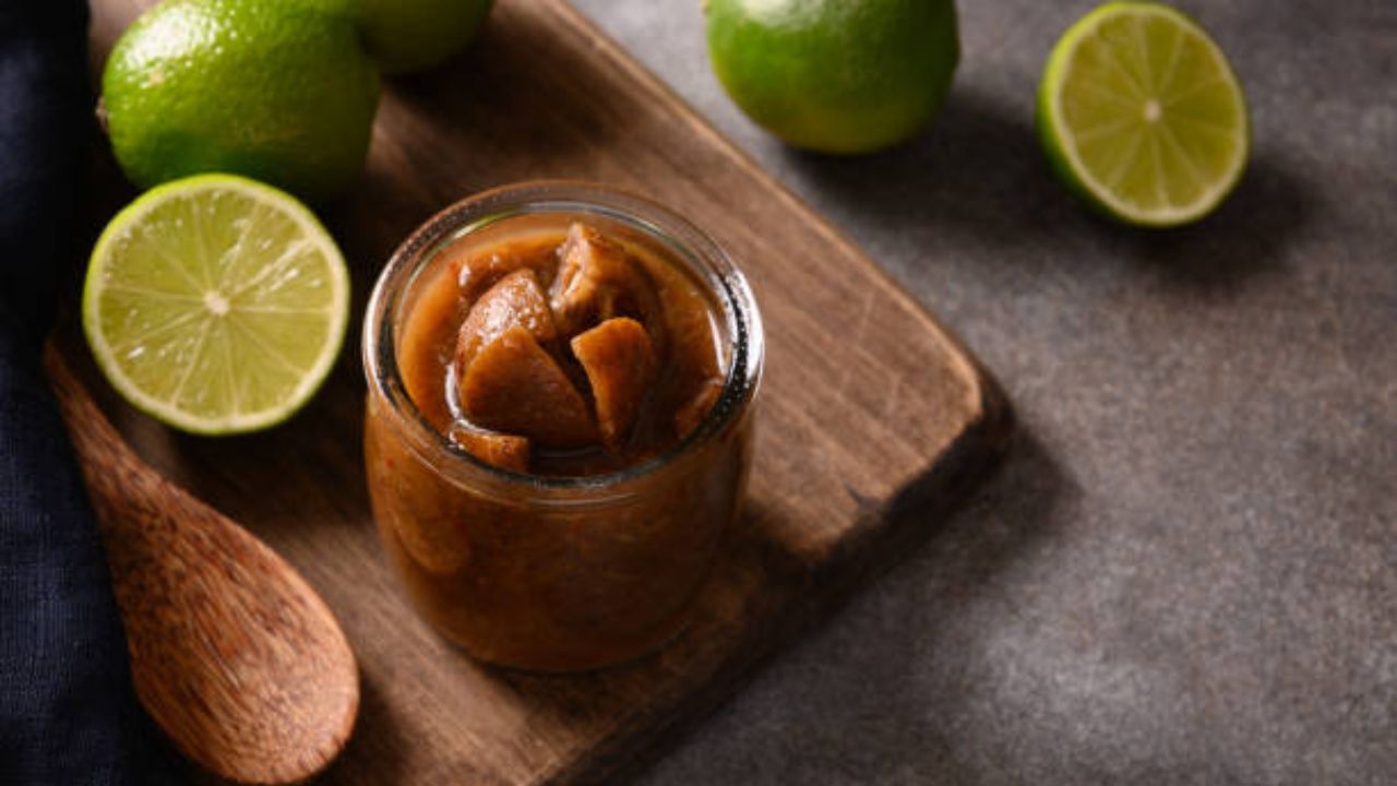 Lemon Pickle Recipe: तेलाचा वापर न करता १० मिनिटांमध्ये बनवा रसाळ लिंबाचं लोणचं, कधीच विसणार नाही चव