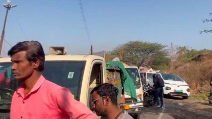 Satara News: सातारा पालिकेच्या रोखल्या घंटागाड्या, सोनगाव ग्रामस्थ आक्रमक, धुराचा कायमस्वरूपी बंदोबस्त करण्याची केली मागणी