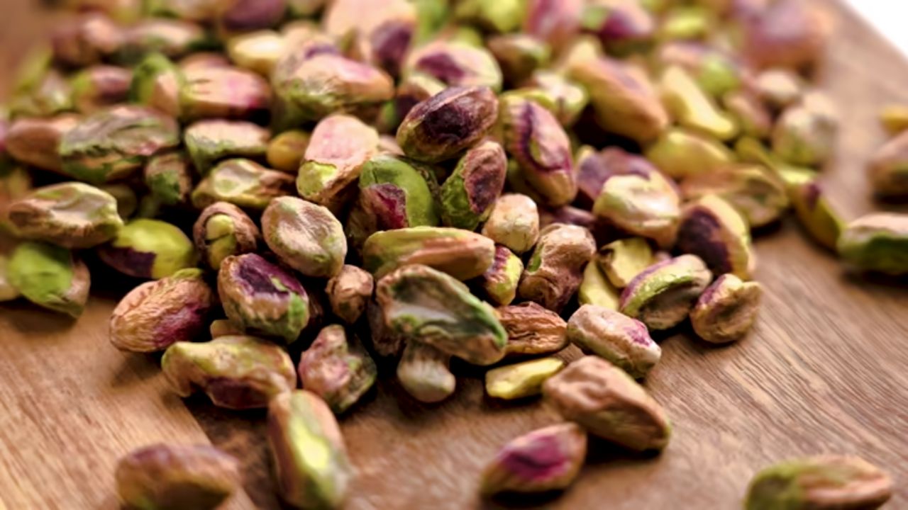 पिस्त्यामध्ये प्रथिने, फायबर, निरोगी चरबी, जीवनसत्त्वे आणि अँटिऑक्सिडेंट्स इत्यादी अनेक घटक आढळून येतात. त्यामुळे सकाळच्या नाश्त्यात किंवा रात्री भूक लागल्यानंतर पिस्त्याचे सेवन करावे. 