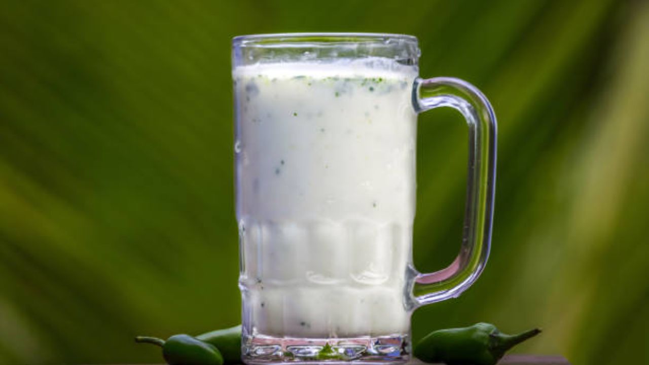 ताक शरीरासाठी अमृता सामान मानले जाते. ताकामध्ये लॅक्टिक ॲसिड आणि प्रोबायोटिक्स आढळून येतात, ज्यामुळे पचनक्रियेला चालना मिळते. उन्हाळ्यात ॲसिडिटी, पोट फुगणे आणि अपचनाच्या वाढत्या समस्यांपासून आराम मिळवण्यासाठी ताक प्यावे. 