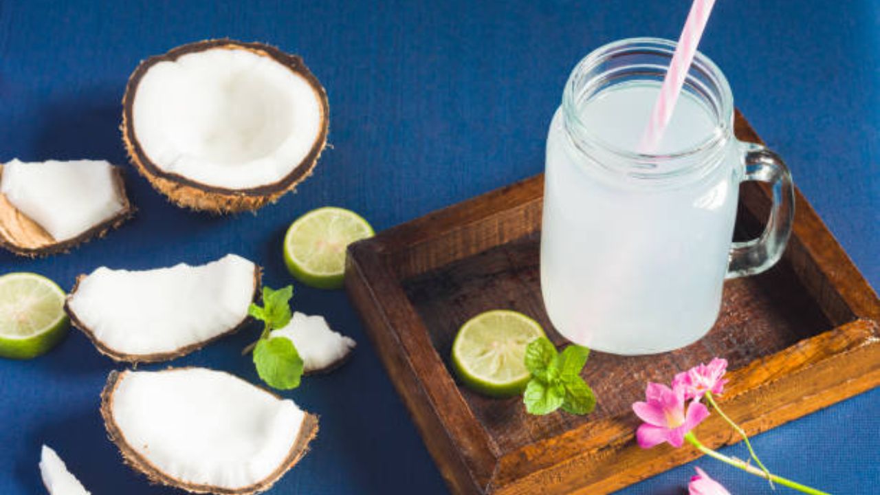 प्रत्येक वयोगातील व्यक्तींसाठी नारळ पाणी फायदेशीर नसते. नारळ पाण्याच्या सेवनामुळे आरोग्यसंबंधित गंभीर समस्या उद्भवू शकतात. वयाच्या ६० व्या वर्षानंतर नारळ पाण्याचे सेवन केल्यास शरीरसंबंधित समस्या उद्भवू शकतात.