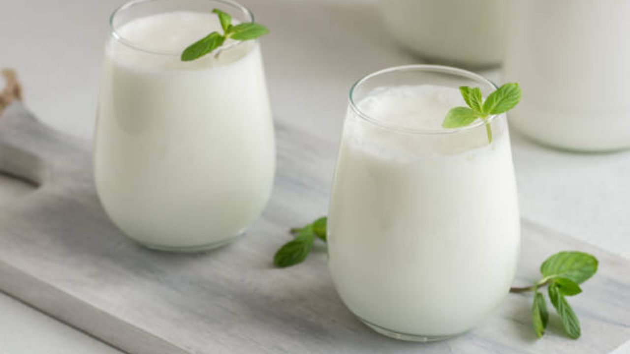 शरीरात वाढलेली उष्णता कमी करण्यासाठी दुपारच्या जेवणानंतर ताक प्यावे. ताक प्यायल्यामुळे पोटात थंडावा कायम टिकून राहतो आणि आरोग्य सुधारते. आतड्यांमध्ये चांगले विषाणू वाढवण्यासाठी ताक प्यावे. 