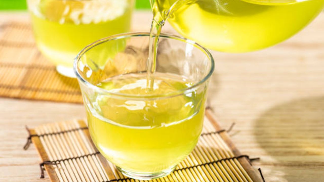 सकाळी उठल्यानंतर उपाशी पोटी दुधाचा चहा पिण्याऐवजी ग्रीन टी प्यावा. यामुळे फॅट्सचं ऑक्सिडेशन व्हायला मदत होते आणि पोट स्वच्छ होते. ग्रीन टी मध्ये कॅटेचिन्स हे ॲण्टीऑक्सिडंट्स मुबलक प्रमाणात असते.