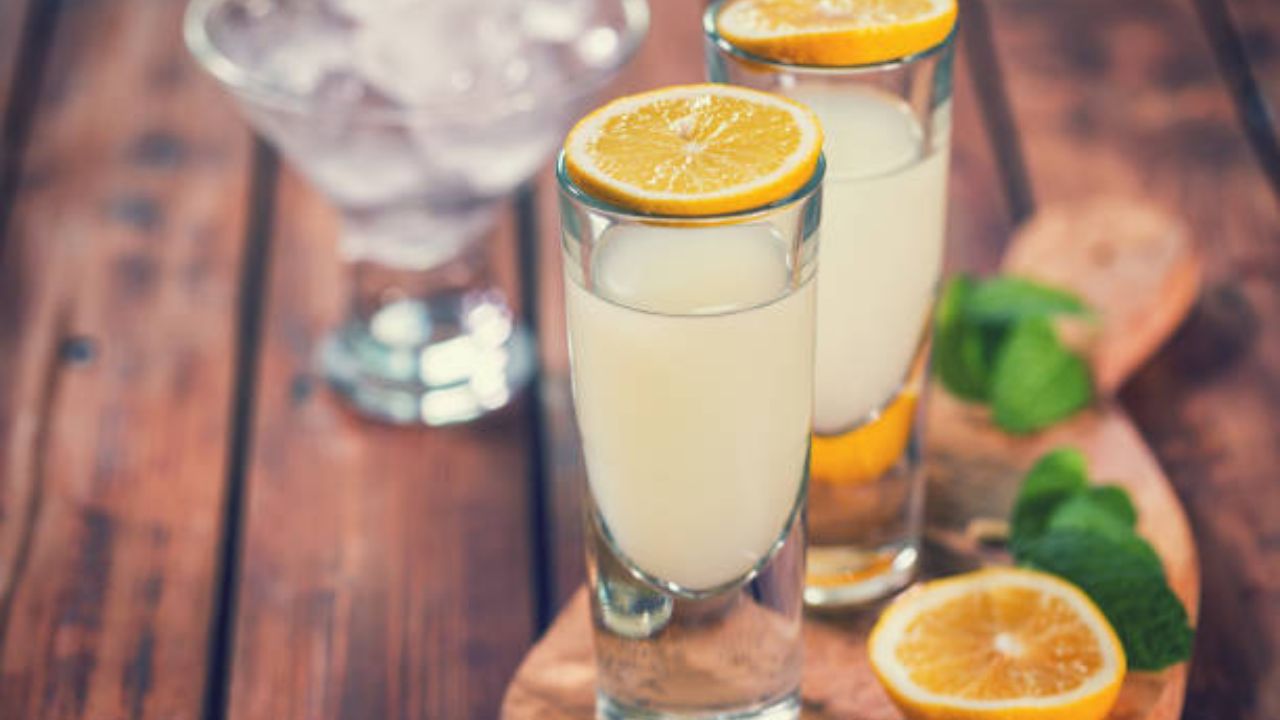 लिंबू पाण्याचे सेवन केल्यामुळे शरीरातील विषारी घाण बाहेर पडून जाते आणि आतड्या स्वच्छ होतात. याशिवाय संपूर्ण बॉडी डिटॉक्स करण्यासाठी नेहमी लिंबू पाण्याचे सेवन करावे. 