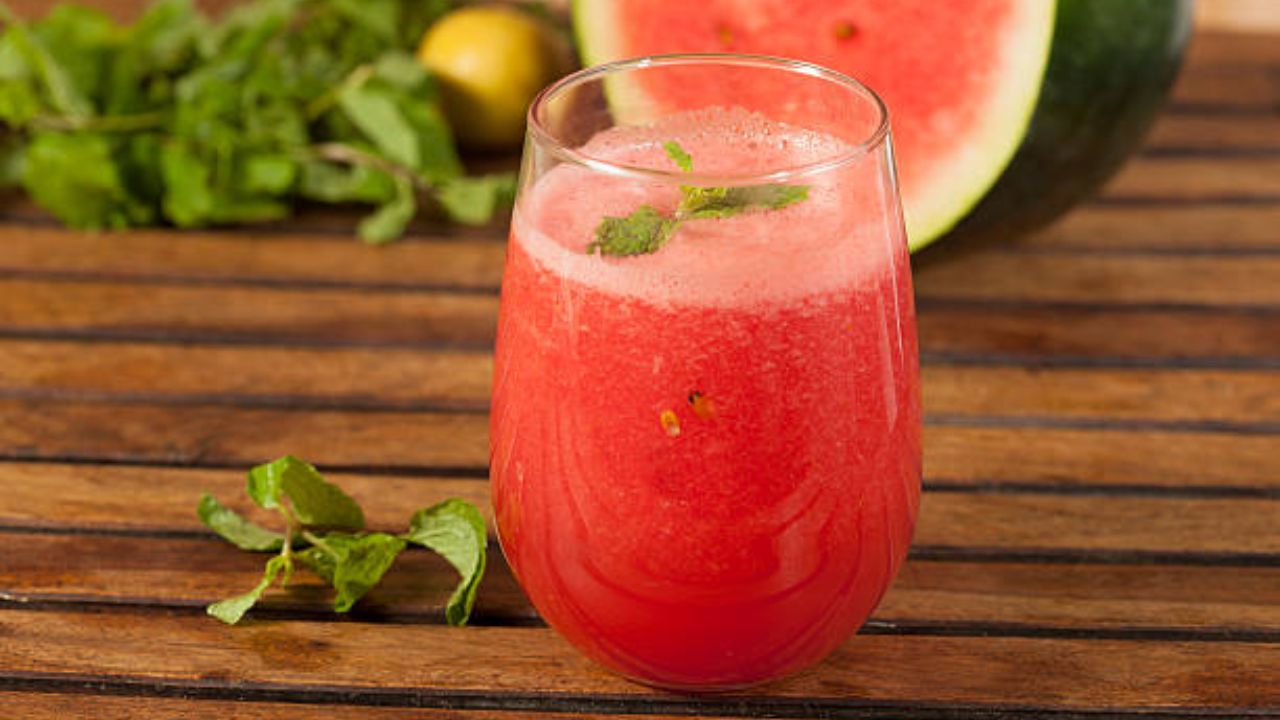 उन्हाळ्याच्या दिवसांमध्ये शरीराची काळजी घेणे फार आवश्यक आहे. कारण या दिवसांमध्ये आजारपण कमी होण्याऐवजी आणखीनच वाढू लागते. शरीरात वाढलेल्या उष्णतेमुळे आरोग्य पूर्णपणे बिघडून जाते. 