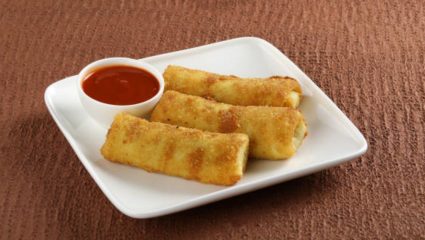 नाश्त्यामध्ये काहीतरी आरोग्यदायी पदार्थ हवा आहे? मग १० मिनिटांमध्ये झटपट बनवा अंड्याचा पॅनकेक रोल, नोट करा रेसिपी