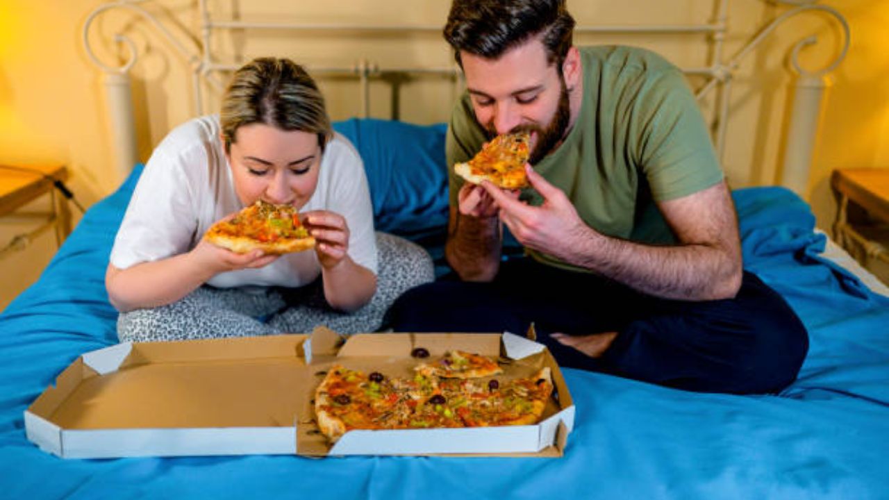 मानवी शरीर हे नैसर्गिक घड्याळ चक्र आहे. यामुळे झोप, शरीरातील ऊर्जा प्रभावित होते. जेवणाच्या वेळा वारंवार बदलल्यामुळे किंवा रात्री उशिरा जेवल्यामुळे शरीराच्या नैसर्गिक क्रियेवर परिणाम दिसून येतात. 