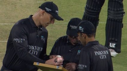 पाकिस्तान पुन्हा एकदा इज्जत घालवली! PSL सामन्यादरम्यान चेंडूचा रंग अचानक बदलला? पाक पुन्हा एकदा ठरला उपहासाचा धनी