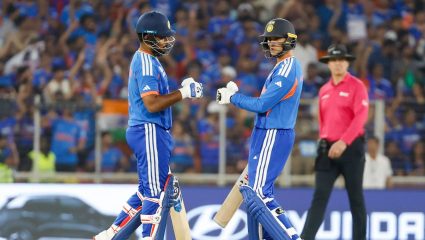 IND vs NZ Final Live Score: पॉवरप्लेमध्ये भारताची तोडफोड फलंदांजी; अभिषेकचे १८ चेंडूत अर्धशतक, संघाचा स्कोअर ९० पार