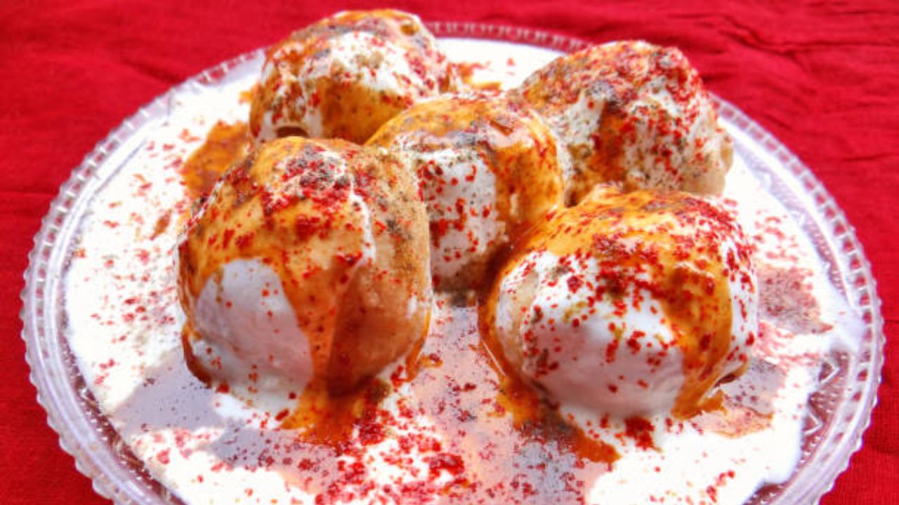 दहीवडा पाहिल्यानंतर सगळ्यांच्या तोंडाला पाणी सुटते. त्यामुळे होळी पार्टीच्या काही तास आधी दही वडा बनवून ठेवू शकता. पार्टीनिमित्त घरी आलेले पाहुणे दहीवडा अतिशय आवडीने खातील.