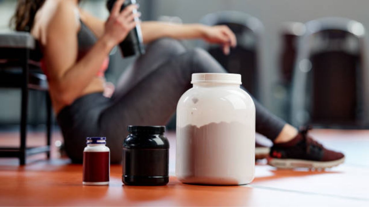 गॅस, बद्धकोष्ठता, अपचन किंवा अतिसार इत्यादी लक्षणे शरीरात दिसू लागल्यास प्रोटीन सप्लिमेंट्स घेणे बंद करावे. अन्यथा पचनासंबंधित गंभीर समस्या उद्भवून आरोग्य बिघडू शकते.