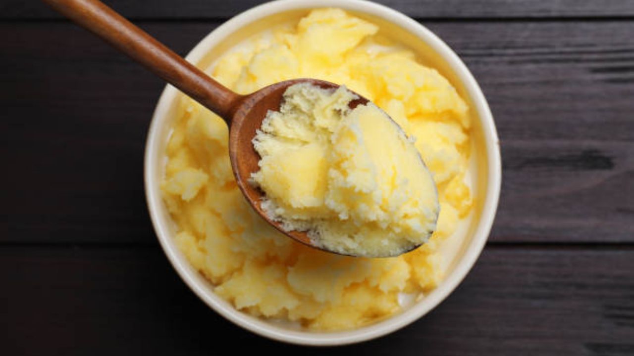 रात्री झोपण्याआधी एक ग्लास कोमट दुधात चमचाभर तूप मिक्स करून प्यावे. यामुळे पोटात थंडावा राहील आणि आतड्यांची हालचाल सुलभ होईल. 