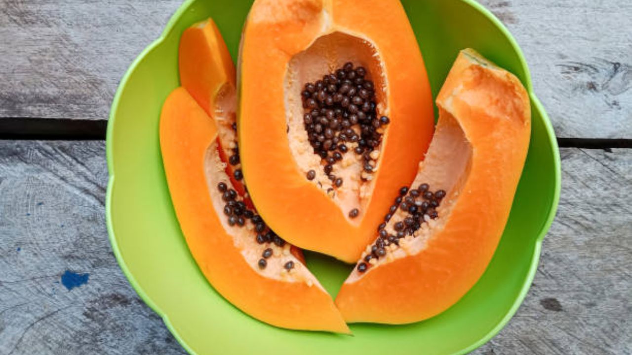 पपई खाल्ल्यानंतर काहींच्या शरीरावर ॲलर्जी, खाज किंवा पुरळ येऊ शकते. त्यामुळे अशांनी पपई खाण्याआधी डॉक्टरांचा सल्ला घेणे फार आवश्यक आहे, अन्यथा ॲलर्जी वाढू शकते. 