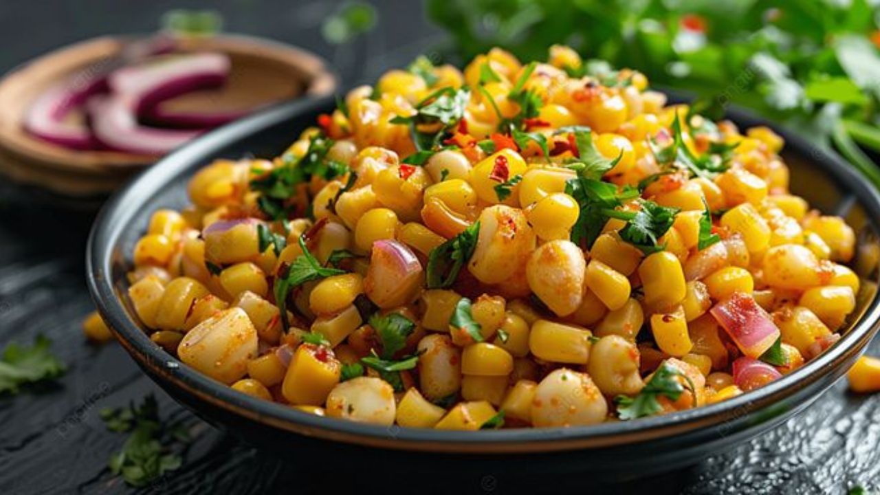 बाजारात मक्याचे दाणे सहज उपलब्ध होतात. त्यामुळे मक्याचे दाणे, विविध मसाल्यांचा वापर करून तुम्ही मक्याच्या दाण्यांचे चाट बनवू शकता. हे चाट लहान मुलं अतिशय आवडीने खातील.