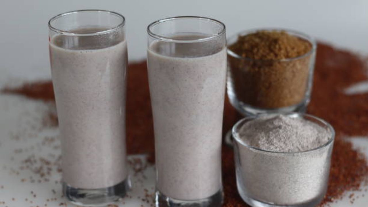 नाचणीचे आंबील किंवा नाचणीच्या पिठाची पेज उन्हाळ्यात आवर्जून खावी. पोटाला थंडावा देण्यासाठी आणि उन्हाळ्यात शरीर चांगले ठेवण्यासाठी नाचणीपासून बनवलेले पदार्थ खावेत.