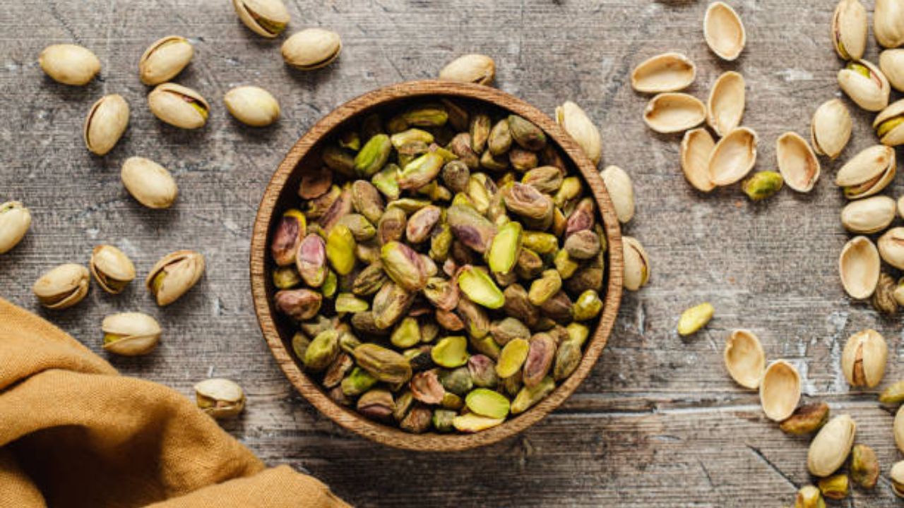 पिस्त्यामध्ये मॅग्नेशियम मुबलक प्रमाणात आढळून येते. वाढलेले वजन कमी करायचे असल्यास आहारात वेगवेगळ्या सुक्या मेव्याचे सेवन करावे. 