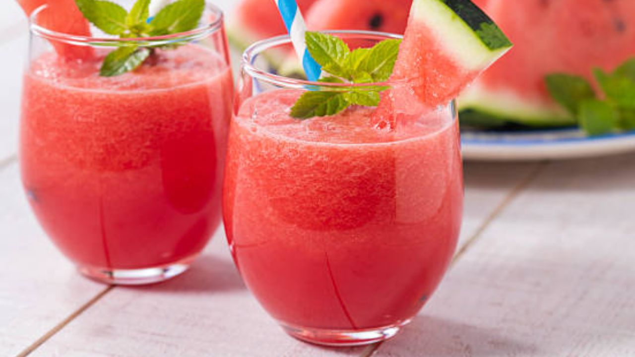 उन्हाळ्यात जास्त प्रमाणात शीत पेयांचे सेवन करावे. या पेयांच्या सेवनामुळे शरीरात पाण्याची पातळी संतुलित राहते आणि आरोग्य चांगले राहण्यास मदत होते. 