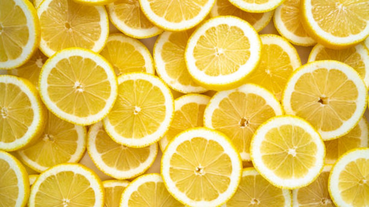 विटामीन सी युक्त लिंबाचा रस संपूर्ण शरीरासाठी खूप जास्त फायदेशीर आहे. पोटात वाढलेली उष्णता कमी करण्यासाठी लिंबू पाणी प्यावे. तसेच लिंबू पाणी प्यायल्यामुळे शरीरात जमा झालेले विषारी घटक बाहेर पडून जातात. 