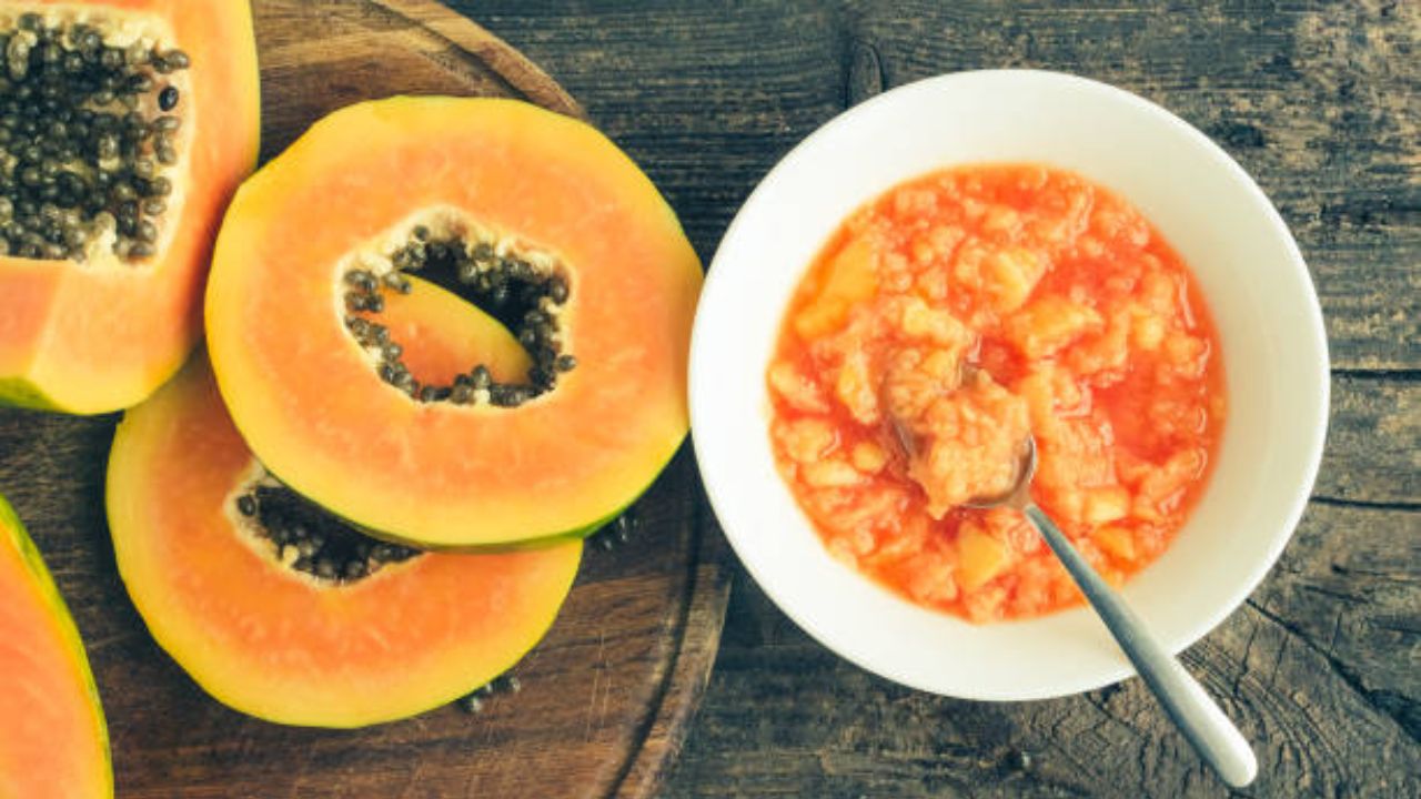 पपई शरीरासाठी खूप जास्त गरम असते. त्यामुळे पपईचे सेवन मर्यादित करावे. जास्त पपई खाल्ल्यास मासिक पाळीच्या दिवसांमध्ये खूप जास्त त्रास होऊ शकतो. 