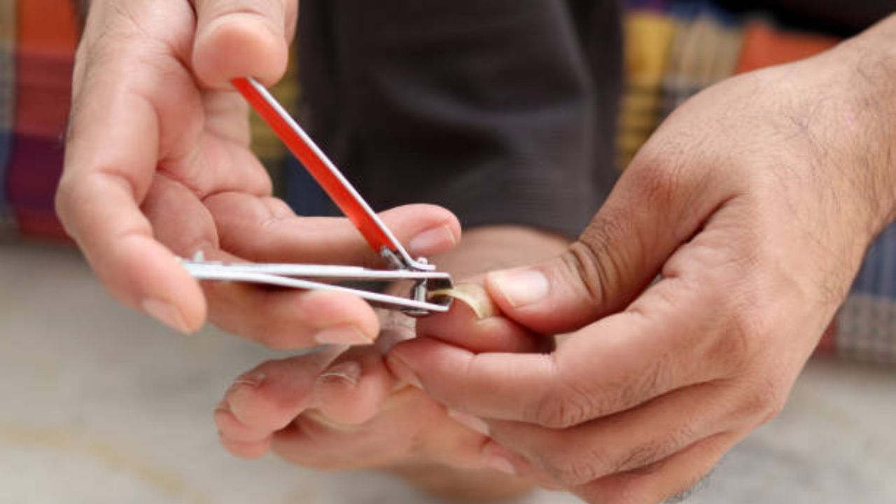 शरीरात केराटिन कमतरतेचा परिणाम नखाच्या आरोग्यावर दिसून येतो. नख तुटणे किंवा नखांमध्ये पांढरा थर जमा होण्यास सुरुवात होते. त्यामुळे आहारात प्रोटीन असलेले पदार्थ खावेत. 