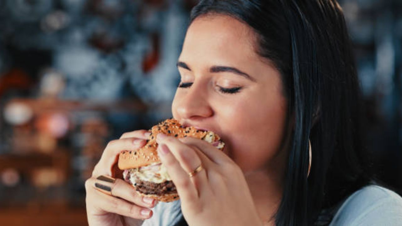 शरीरात लठ्ठपणा वाढल्यामुळे  हार्ट डिसिज, हाय ब्लड प्रेशर मधुमेह इत्यादी गंभीर आजारांची लागण होते. त्यामुळे रात्री ८ ते ९ या वेळेमध्ये जेवावे. खूप जास्त उशिरा जेवल्यामुळे शरीराच्या पचनक्रियेवर तणाव येतो. 