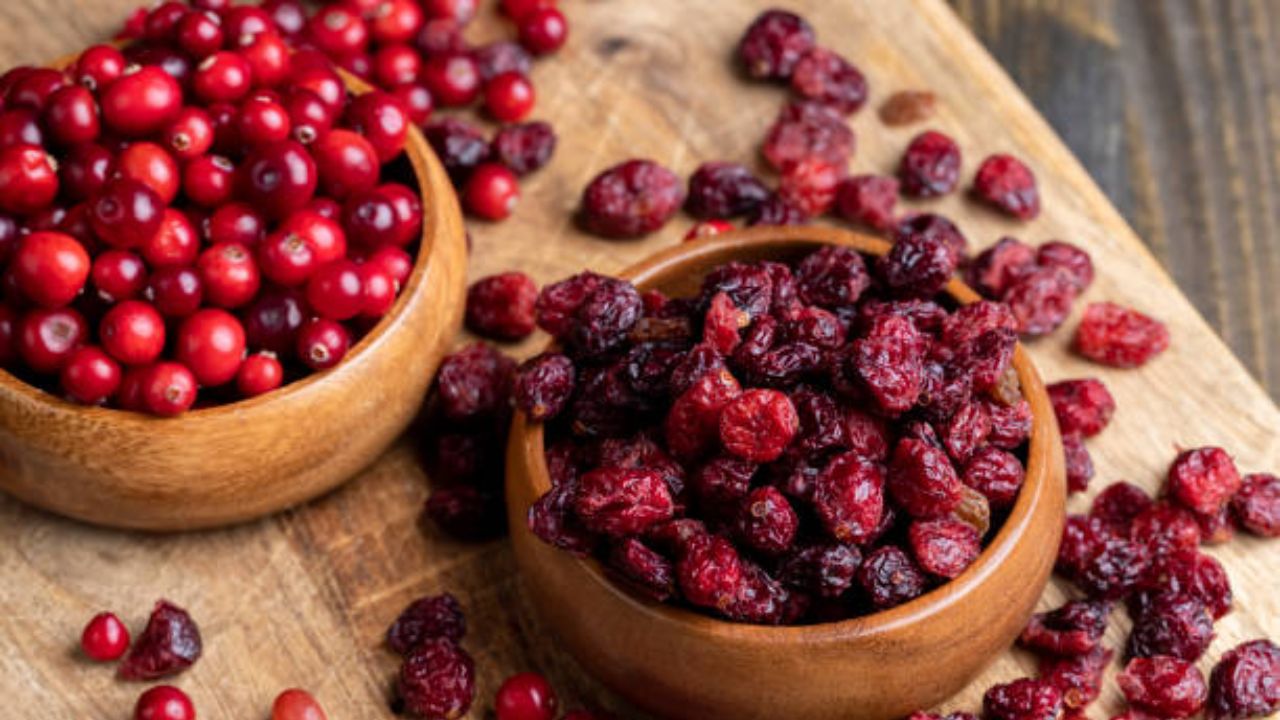 क्रॅनबेरीमध्ये असलेले घटक स्तन, कोलन आणि प्रोस्टेट कर्करोगाच्या पेशींच्या वाढीस प्रतिबंध करतात. शरीरात कॅन्सरच्या अनियंत्रित पेशी वाढू देत नाहीत. 