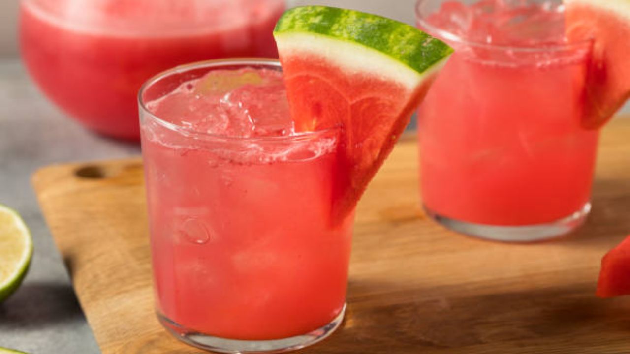 कलिंगडाचा रस प्यायल्यामुळे शरीरात वाढलेली उष्णता कमी होण्यास मदत होते आणि आरोग्य सुधारते. तुमच्या पोटात जर वारंवार जळजळ होत असेल तर एक ग्लास कलिंगडचा रस प्यावा. 