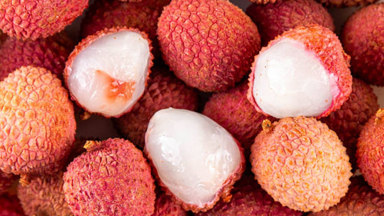 आंबट गोड चवीची रसाळ लिची सगळ्यांचं खायला खूप जास्त आवडते. लिचीचे सेवन केल्यामुळे त्वचा मऊ आणि मुलायम राहते. याशिवाय चेहऱ्यावरील नैसर्गिक ग्लो कायम टिकून राहतो. 