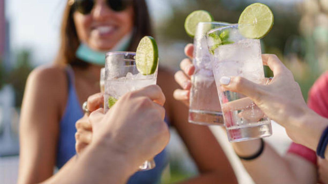 अतिथंड पाण्याचे सेवन केल्यामुळे घशावर आणि पचनसंस्थेवर तात्पुरता परिणाम होऊ शकतो. यामुळे घशात वेदना वाढणे, खवखव किंवा अचानक ताप येऊन आरोग्य बिघडू शकते.