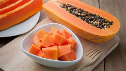 ‘या’ आजारांनी त्रस्त असलेल्या लोकांसाठी पपई ठरते अतिशय घातक, खाल्ल्यास शरीरावर होतील गंभीर परिणाम