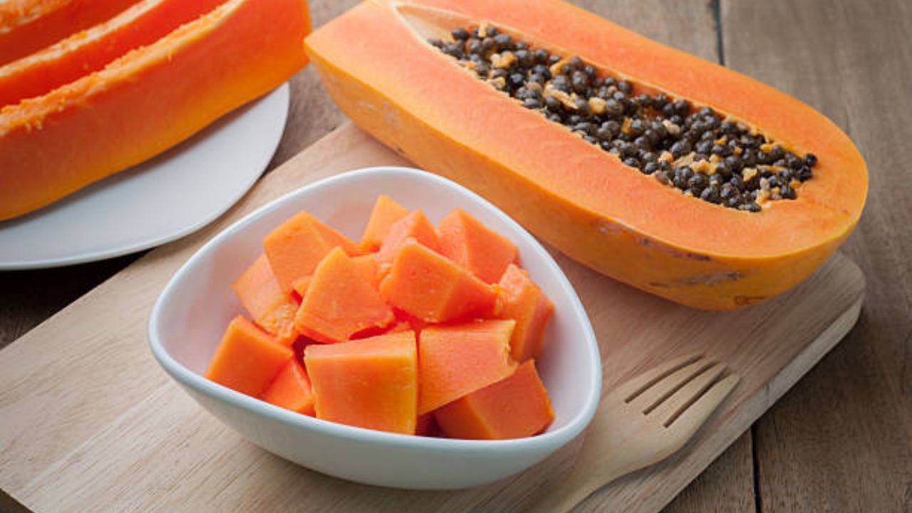‘या’ आजारांनी त्रस्त असलेल्या लोकांसाठी पपई ठरते अतिशय घातक, खाल्ल्यास शरीरावर होतील गंभीर परिणाम