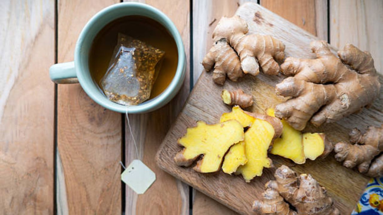 वाढलेले वजन झपाट्याने कमी करण्यासाठी आल्याचा चहा प्यावा. आल्याच्या चहामध्ये असलेले गुणकारी घटक शरीर आतून स्वच्छ करतात आणि अनावश्यक चरबी बाहेर काढून टाकण्यासाठी मदत करतात. 