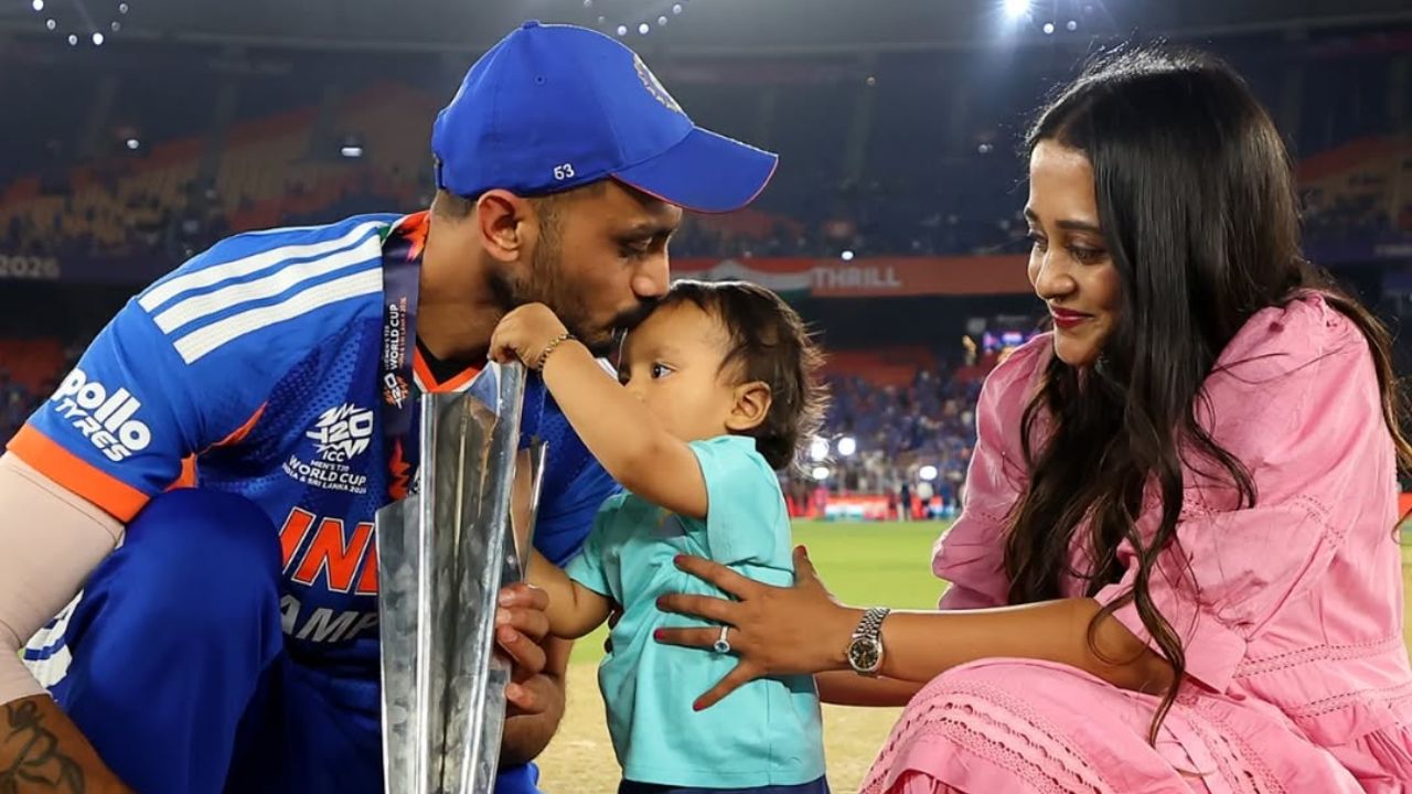 भारतीय संघाचा उपकर्णधार अक्षर पटेल फायनलच्या सामन्यामध्ये आणखी एकदा त्याच्या गोलंदांजीने कहर केला. या विश्वचषकाच्या विजयाच्या उत्सवामध्ये त्याचा मुलगा आणि पत्नी सामील झाली होती. फोटो सौजन्य - सोशल मिडिया